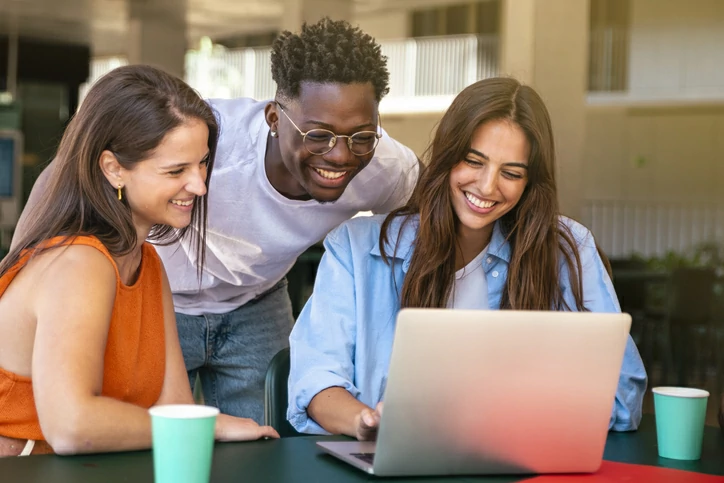 résidence étudiante à Bordeaux : la vie universitaire et étudiante, en général, favorise les rencontres entre des jeunes. C'est l'occasion de découvrir l'autre et apprendre à vivre en communauté dans l'entraide.