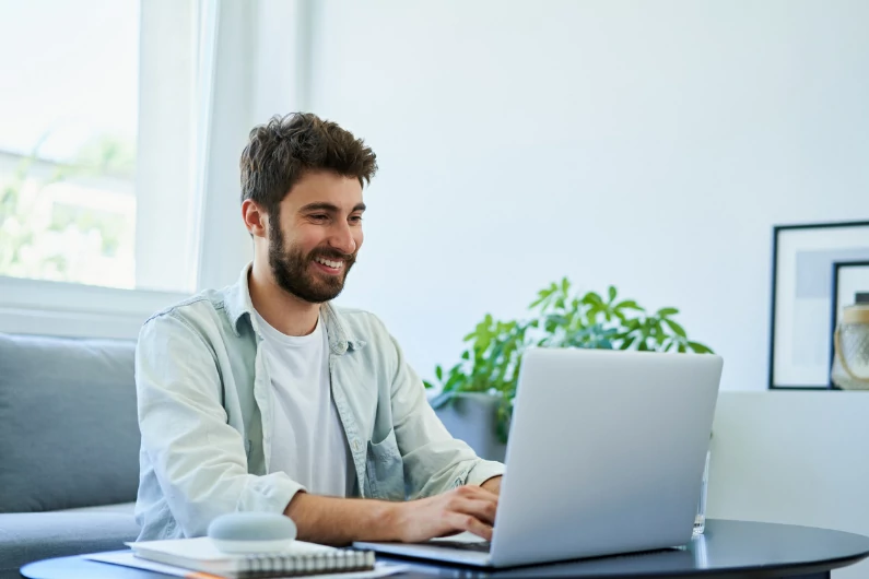 résidence étudiante à Le Havre : un étudiant est en train de réviser ses cours pour préparation à la prochaine évaluation. Il y a son ordinateur, ses notes d'études dans son appartement. Logement étudiant universitaire et jeune actif.