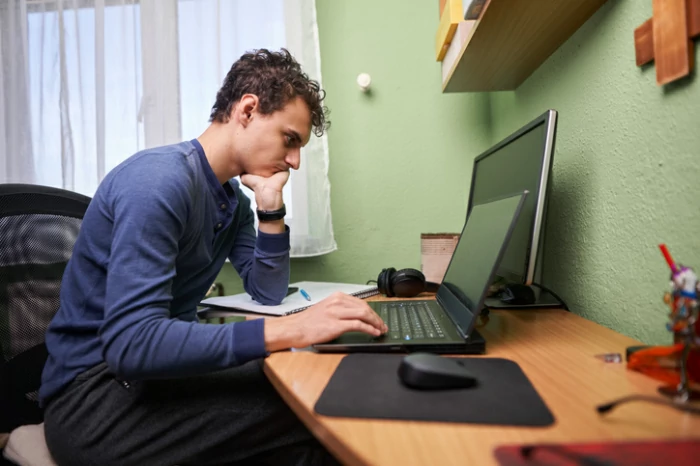 résidence étudiante à Saint-Denis : un étudiant en train de réviser