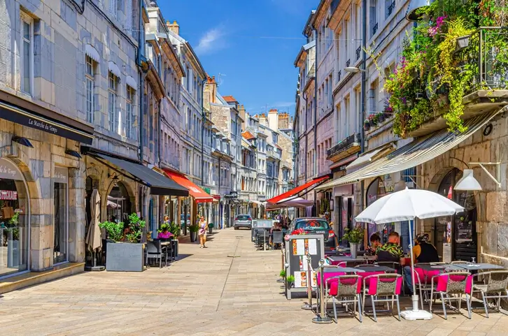 Vue sur le quartier central de Besançon, au coeur de la ville, un secteur prisé pour la colocation à Besançon