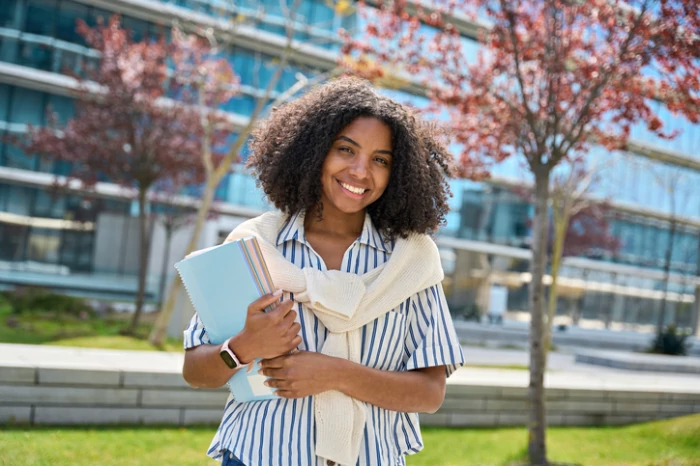 résidence universitaire à Montpellier : une étudiante en première année découvre le campus avec son premier cours.
