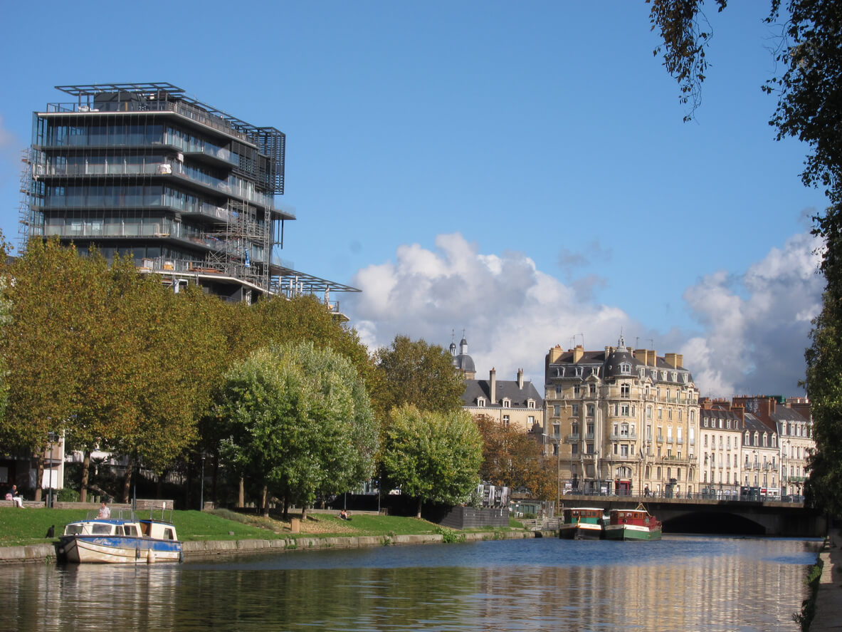 Vue sur les immeubles situés le long de la Vilaine, à Rennes. L'image met en valeur la beauté de cette ville, un endroit idéal pour chercher une résidence étudiante Rennes.