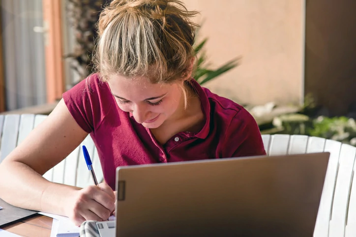 appartement étudiant à Toulouse : une étudiante révise