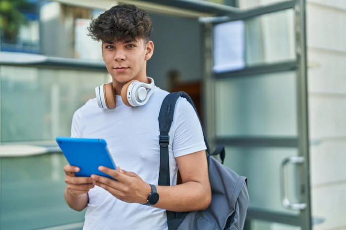 résidence étudiante à Roubaix : un étudiant nouvellement inscrit découvre l'ambiance universitaire.