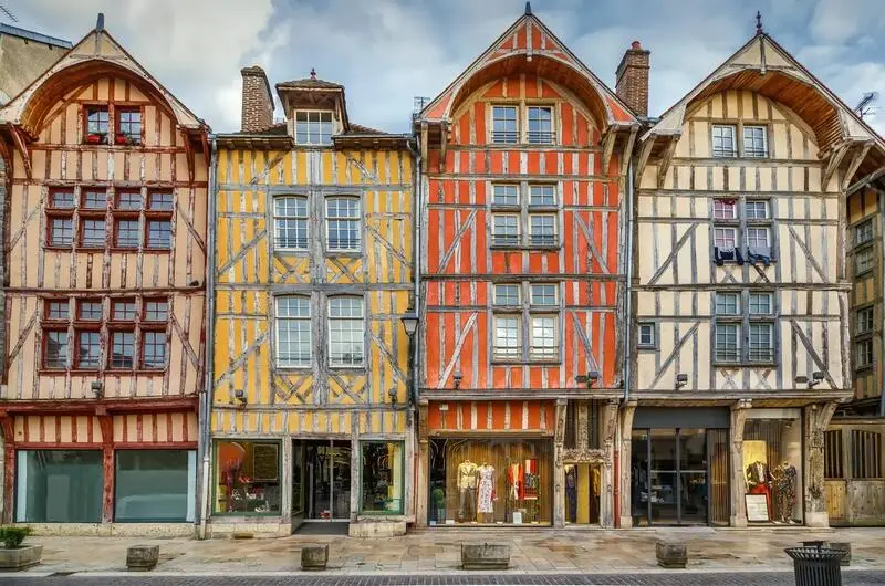 Photo de la ville de Troyes, mettant en valeur les beaux bâtiments colorés de la ville, avec des logements en colocation à Troyes