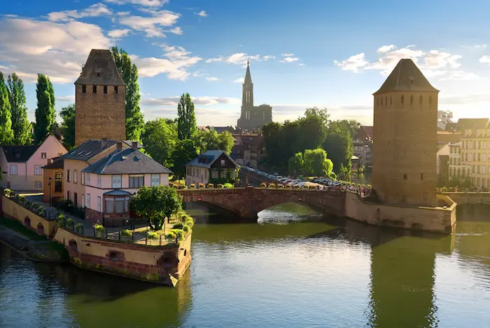 Photo de la ville de Strasbourg, avec une vue splendide, mettant en valeur le charme de la ville où le logement étudiant à Strasbourg est recherché.