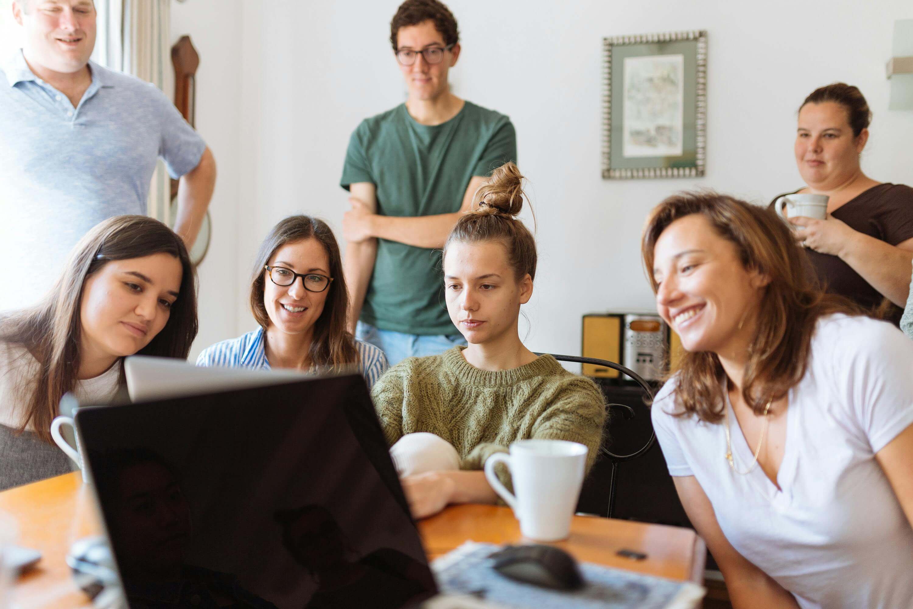 Des étudiants en colocation Paris qui  partagent des moments conviviales.