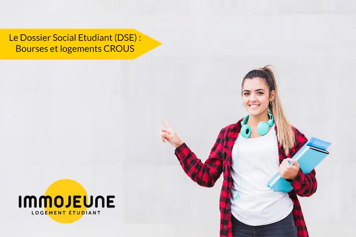 Photo d'une jeune étudiante, tenant dans sa main son dossier social étudiant, et montrant du doigt l'inscription : Le Dossier social étudiant : Bourses et logements CROUS