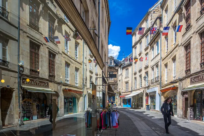 Photo d'une rue de la ville de Caen, mettant en valeur le calme de la ville et de ses bâtiments où la colocation à Caen est disponible.