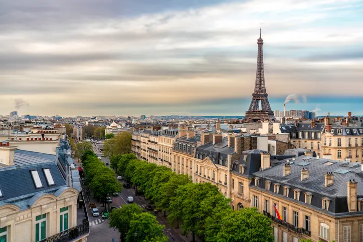 Vue sur la ville de Paris et la tour Eiffel, une ville étudiante où il fait bon chercher une location particulier Paris