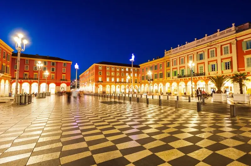 Centre de Nice, avec les lumières allumées, montrant le charme de cette ville. Des étudiants et jeunes cherchent à se loger à Nice chaque année.