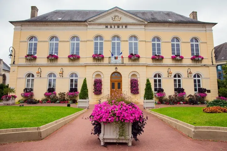 Photo de la mairie de Montreuil, un beau bâtiment qui représente la splendeur de la ville. Son attrait auprès des jeunes rend la colocation à Montreuil très prisée.