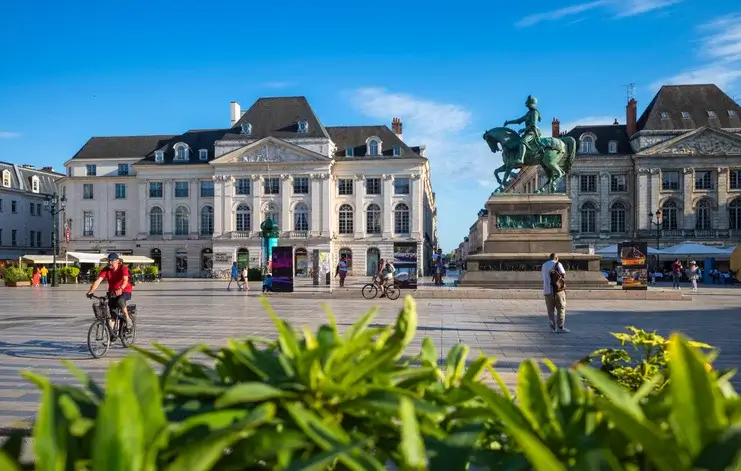 Vue sur la place Martroi à Orléans, une ville étudiante appréciée pour son bon vivre et la diversité des logements étudiants à Orléans.