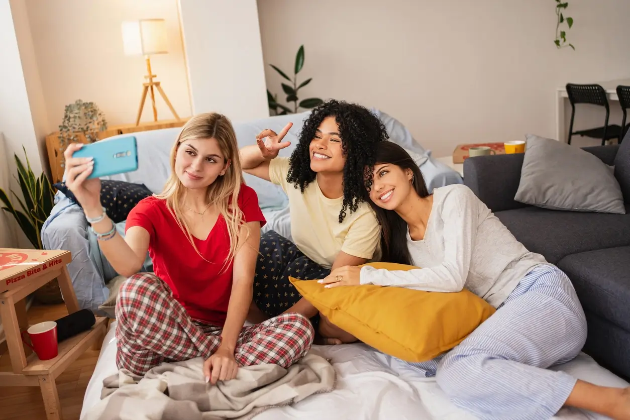 Des étudiantes heureuses de se retrouver en colocation à Reims, profitant des avantages de la colocation.