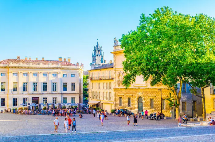 Photo de la ville d'Avignon, avec vue sur les bâtiments où la colocation à Avignon est recherchée.