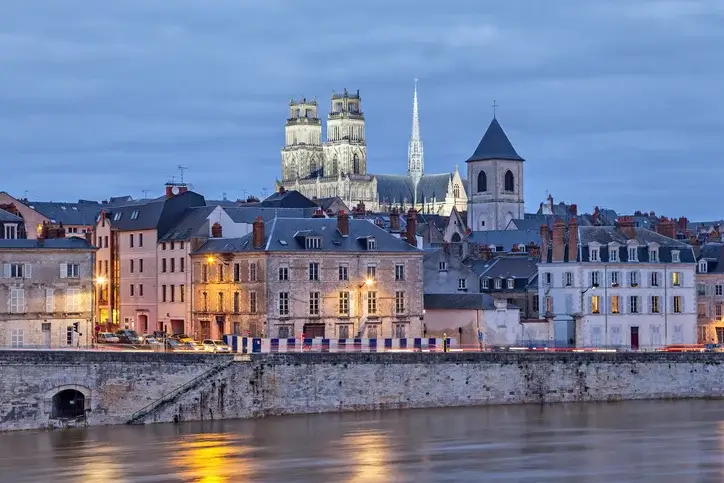 Vue sur la ville d'Orléans, mettant en valeur la beauté de la ville et son côté convivial. La tranquillité règne dans ce quartier idéal pour un logement étudiant à Orléans.