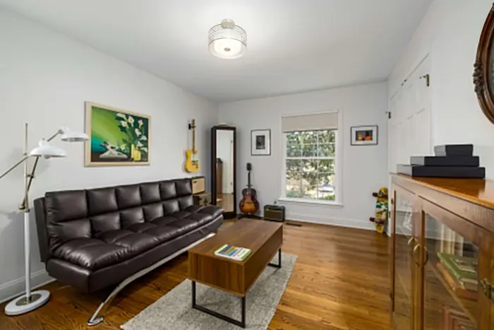 Un appartement meublé, comportant des meubles modernes. L'étudiant l'a emménagé selon ses envies.