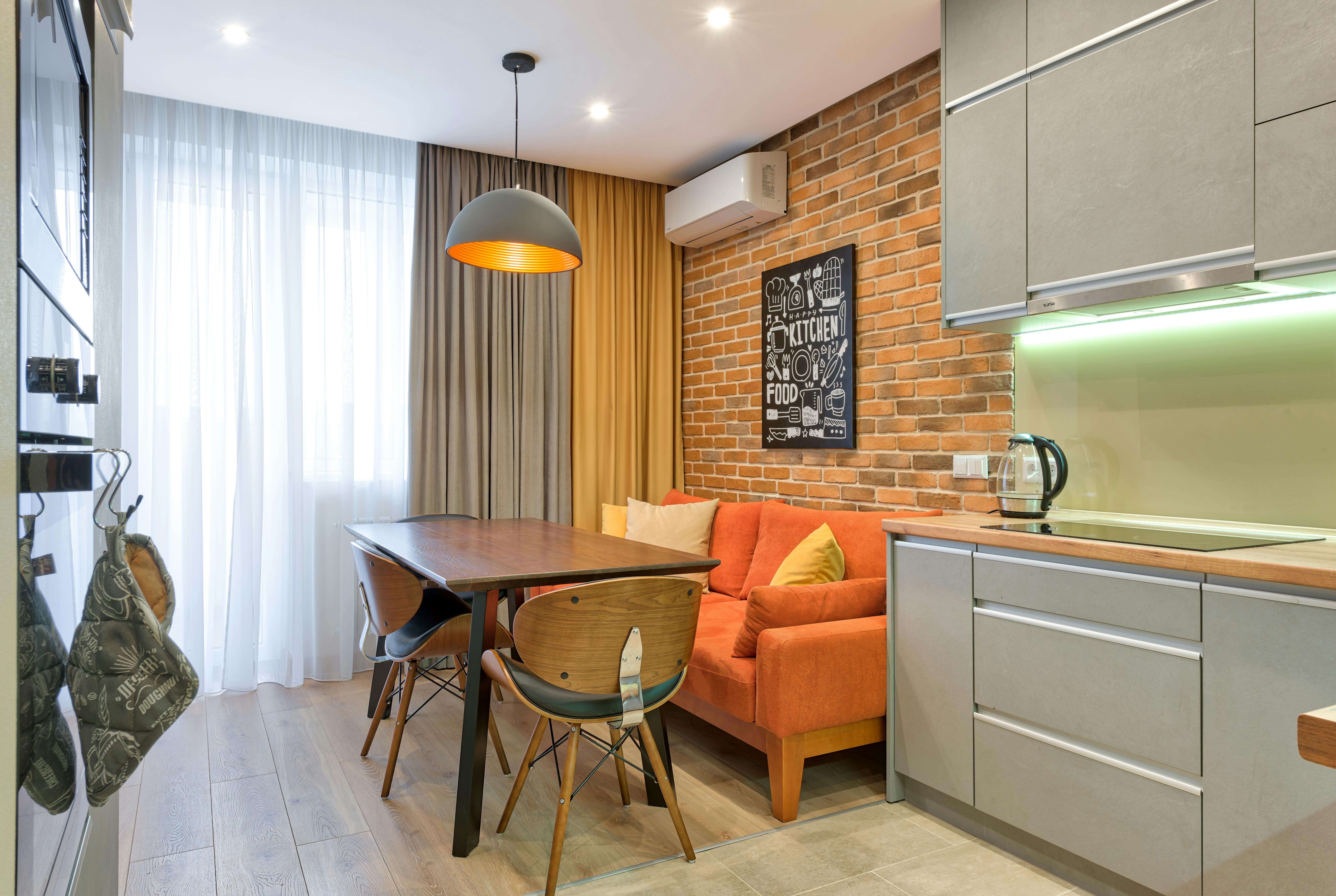 Un studio étudiant à Nantes, avec une kitchenette équipée, un salon et une table à manger.