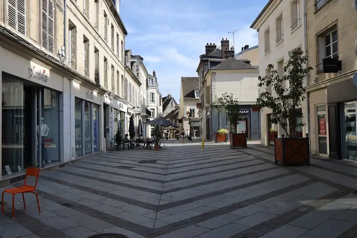 Photo de la ville de Compiègne, avec vue sur sa rue et les immeubles de la ville. La colocation à Compiègne a tout son charme dans le centre de la ville