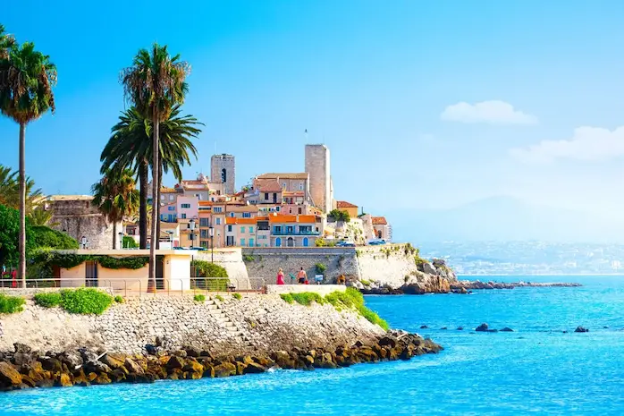 Photo de la ville d'Antibes, avec vue sur le quartier populaire en bord de mer où la colocation à Antibes est très recherchée