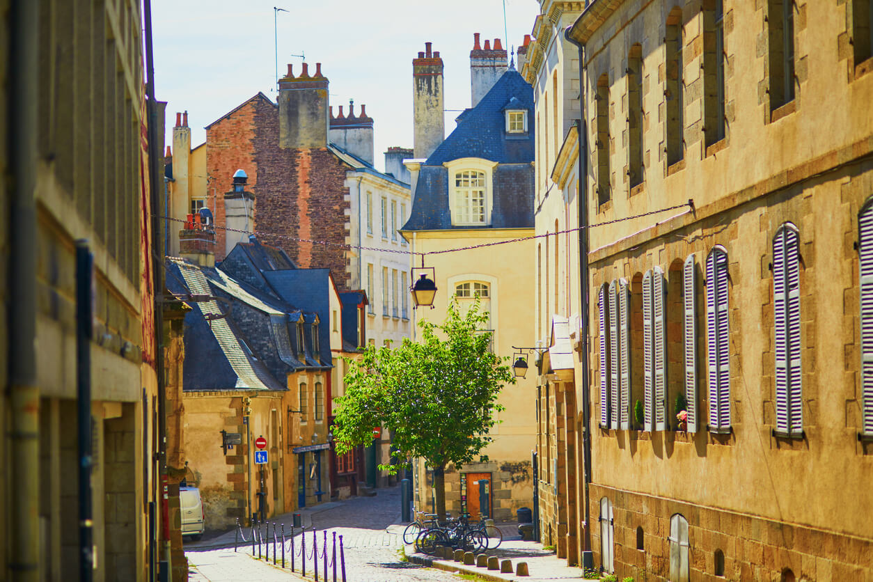 Une rue de la ville de Rennes, un quartier idéal pour les jeunes à la recherche d'un appartement étudiant à Rennes