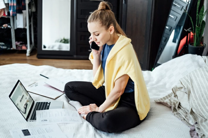 logement étudiant Lisbonne : une étudiante dans sa chambre