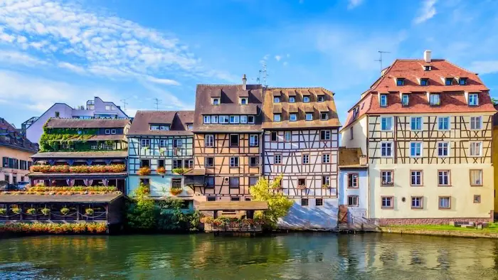 Vue sur un beau quartier de Strasbourg. Son charme explique pourquoi la résidence étudiante à Strasbourg est très recherchée.