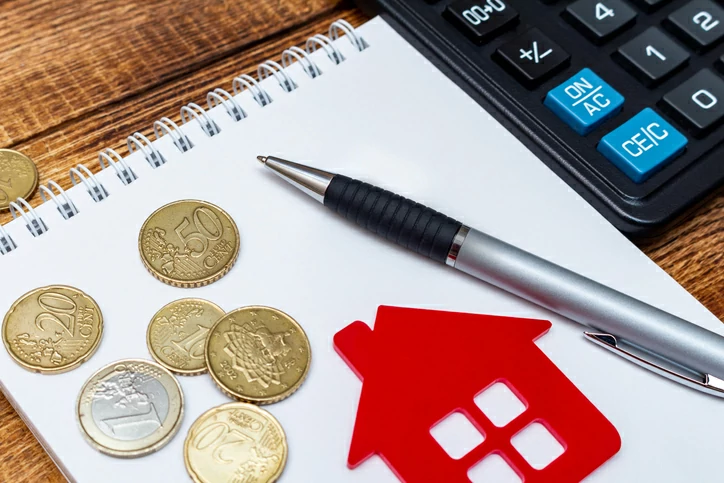 simulation aide au logement : un carnet, de la monnaie et une calculatrice... il y a tout le nécessaire pour spécifier le montant des aides que vous pouvez récevoir.