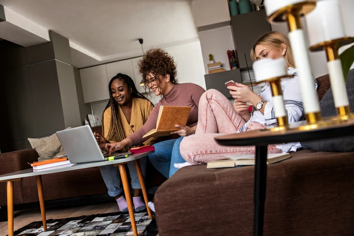 colocation à La Rochelle : des étudiantes travaillent ensemble pour les examens.
