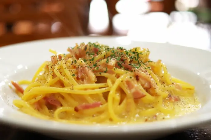 Des pâtes carbonara pour réaliser des recettes pour étudiants super faciles