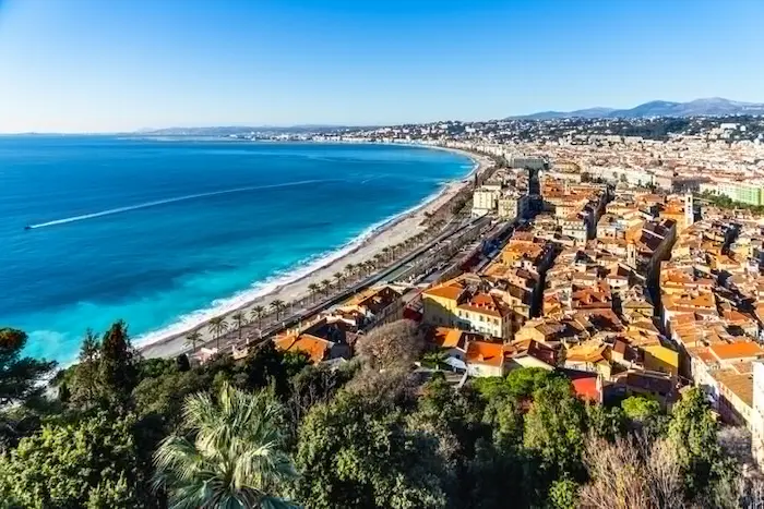 Photo de la ville de Nice, montrant la beauté de cette ville côtière et expliquant l'attrait de la colocation étudiante à Nice