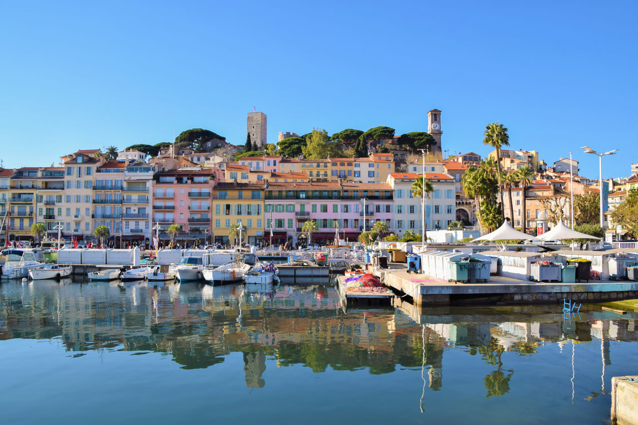 Vue sur Antibes, une ville appréciée de la french Rivera. La beauté de la ville explique la venue d'étudiants qui s'installent dans les résidences étudiantes à Antibes