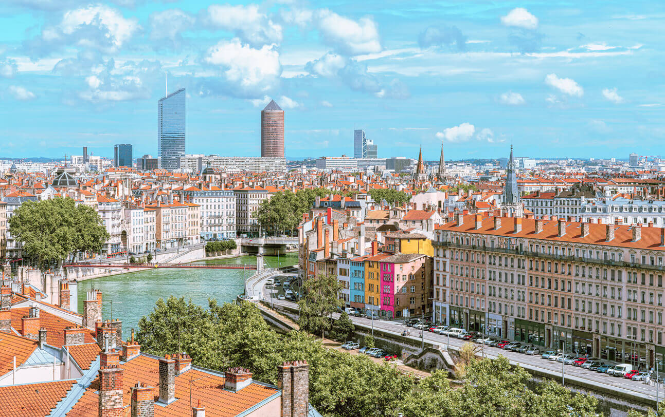 vue sur Lyon, mettant en avant la splendeur de cette ville. Elle explique pourquoi la colocation à Lyon est très recherchée.