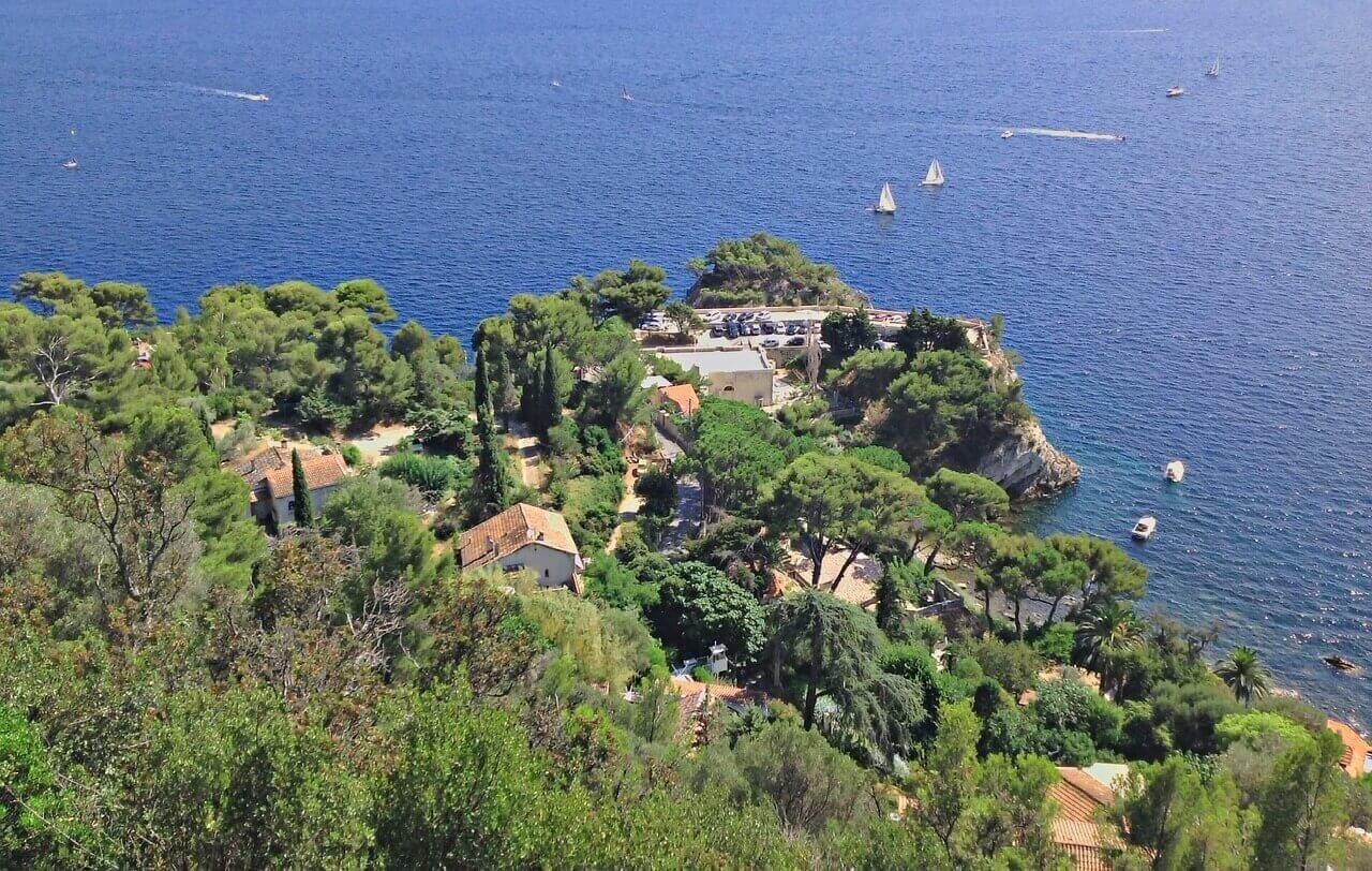 Vue sur une partie de la ville de Toulon, donnant sur la mer. Elle met en avant la splendeur de la ville et ses alentours, très prisée par les jeunes à la recherche d'un logement étudiant Toulon.