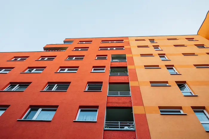 Un grand bâtiment de couleurs différentes