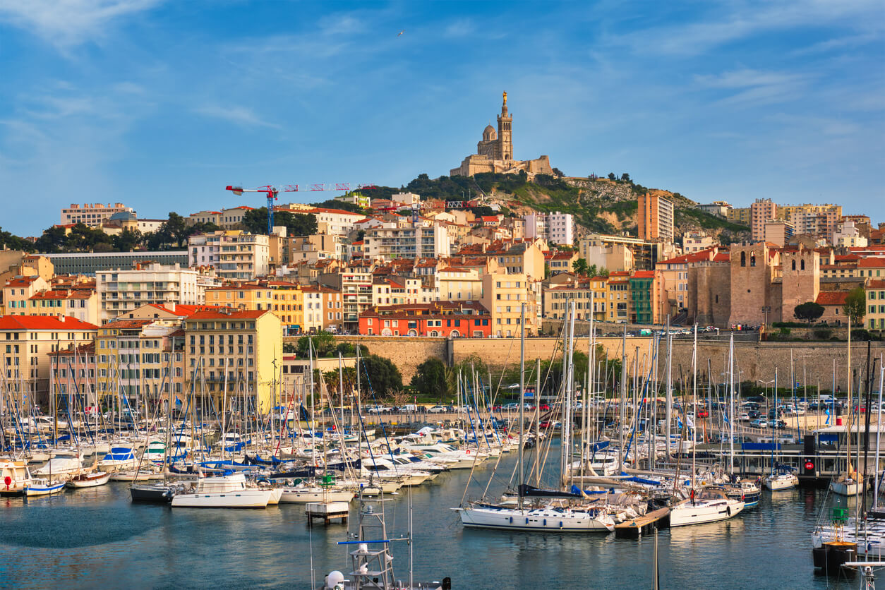 Vue sur le port de Marseille. La ville s'étend face à la mer, mettant en avant son charme. Sa beauté explique l'attrait de la résidence étudiante à Marseille chez les jeunes.