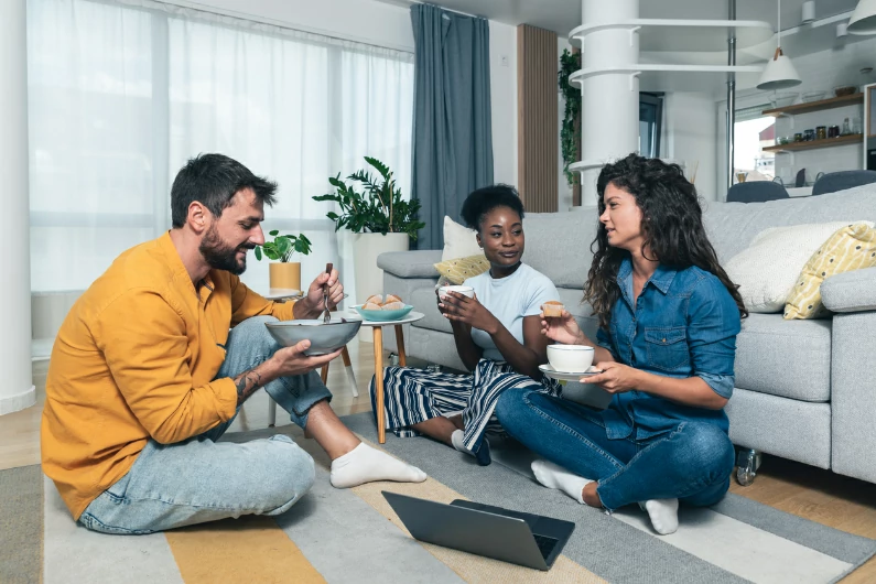 colocation à Mérignac : des étudiants profitent de la fin de semaine pour discuter et s'amuser autour d'une soupe et du thé. Ils partagent la salle commune.
