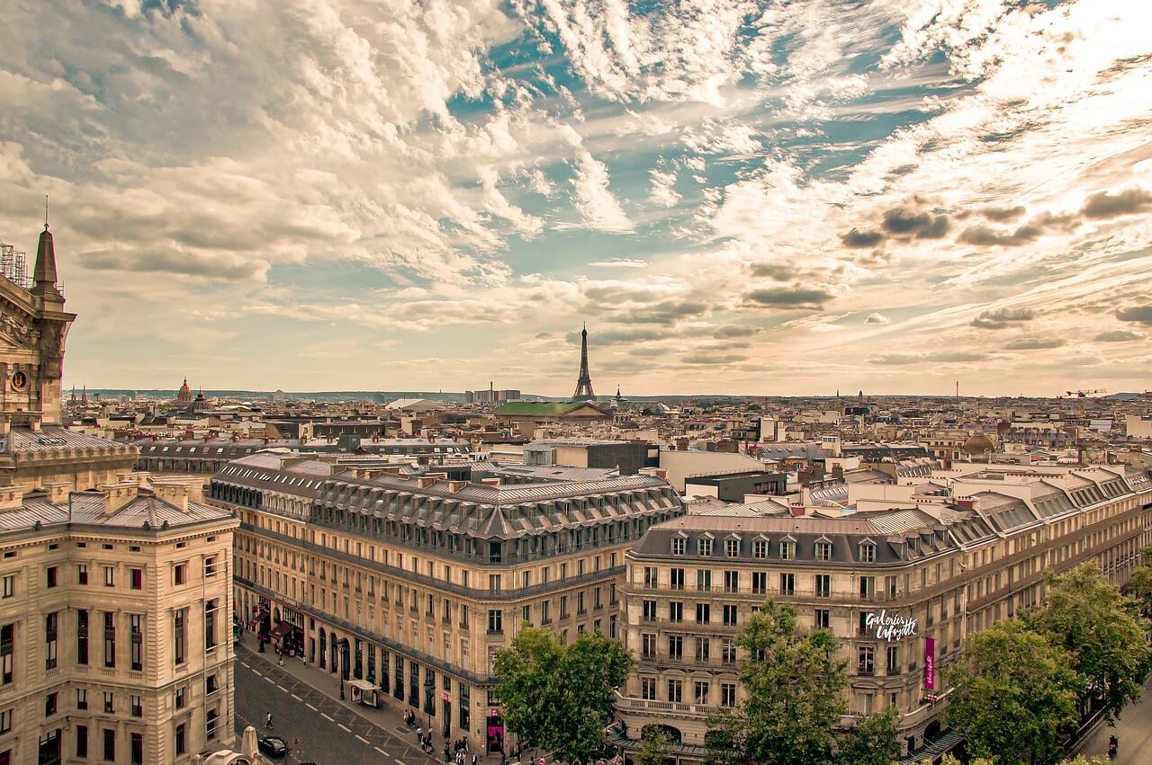 Vue sur la ville de Paris, mettant en valeur la beauté des bâtiments de la ville. L'attrait de la ville auprès des jeunes explique la demande en logement étudiant Paris 20.