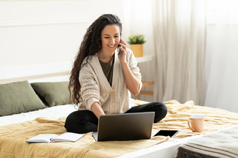 résidence universitaire à Grenoble : une résidente est en train d'appeler ses amies tout en étant sur son ordinateur. Vie universitaire. Résidence et logement pour étudiant.