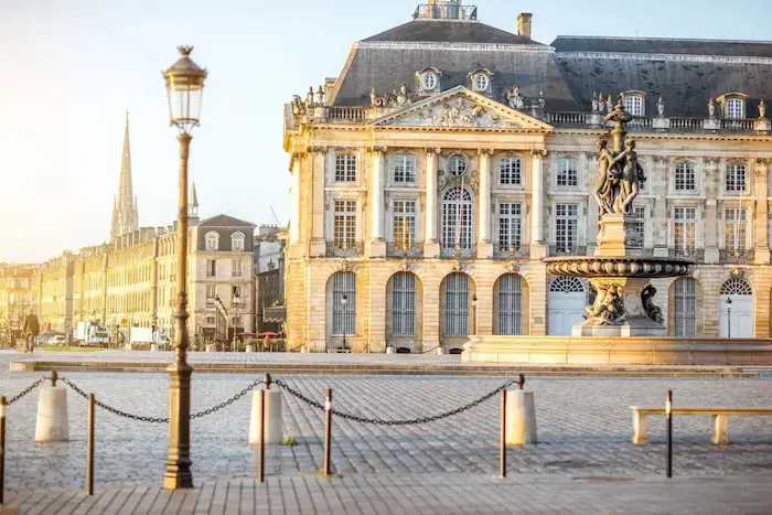 Vue sur la ville de Bordeaux, mettant en valeur la qualité de la vie dans la ville bordelaise. Des étudiants sont convaincus et cherchent à se loger à Bordeaux
