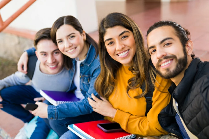 Résidence étudiante à Limoges : se faire de nouveaux amis est tout à fait normal à l'université. La compagnie est importante dans certaines épreuves.
