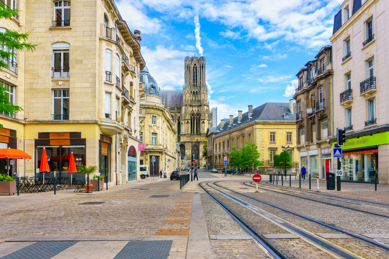 Vue sur la ville de Nice, mettant en avant le charme de cette ville où les jeunes cherchent une résidence étudiante à Reims chaque année