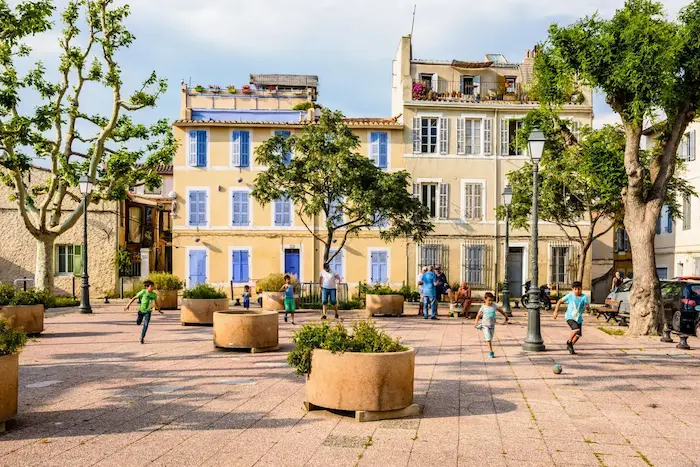 Place des Moulins à Marseille, une ville étudiante appréciée. La photo montre de beaux bâtiments au même que ceux où la colocation à Marseille est disponible.